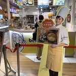 Bia Do Papa - 2019/08 オンモール幕張新都心店のグランドモール…大人」のライフスタイルモールの１階のイオンコートの前にあるビアードパパ イオンモール幕張新都心店