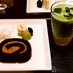 田頭茶舗 - ◼️「竹炭ロールケーキセット」ドリンク付【￥880】
            ほうじ茶（キャラメルヘーゼルナッツ入り）
            甘さ控えめで、お茶の香ばしさに、キャラメルで味付けしたヘーゼルナッツがマッチしています。