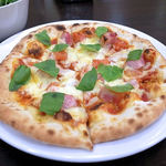 ピッツェリア モニカ - 厚切りベーコンとバジルのピザ