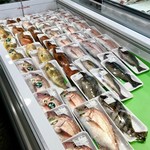 だるま食堂 - ［2019/08］目の前に広がる平戸瀬戸は好漁場として知られ、売られている魚は見るからに新鮮そうです。