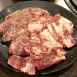 Yakiniku Horumon Gyuushige - 牛繁カルビ（490円）×３＆ハラミ（390円）×２