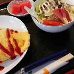 お食事処 花音 - オムライス(サラダ付)』(税込み730円)