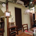 カレーの文化 - キッチンそばからの店内