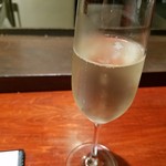 エスターテ 自然派ワインが中心のイタリアン - 一杯目のスパークリングワイン