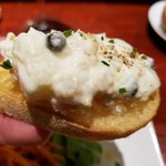 エスターテ 自然派ワインが中心のイタリアン - 手作り粒マスタード・生コショウのポテトサラダ 燻製バケット添え