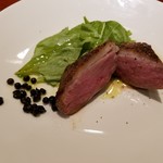 エスターテ 自然派ワインが中心のイタリアン - 52℃で火入れしたカモ胸肉のソテー