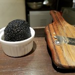 エスターテ 自然派ワインが中心のイタリアン - 黒トリュフとスライサー
