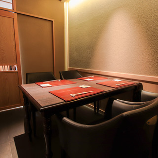 Clean and sophisticated private seating in a restaurant with a dignified atmosphere.