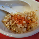 ラーメン二郎 - 仕上げに唐辛子