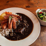 Nord - 「スペシャルAカレー」（1,250円）サラダ付。 ソーセージと豚軟骨のカレーです。