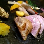 レストラン バカール - 手前から、金柑、うずら、マスタード、ピクルス