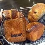 レストラン バカール - 自家製パン：ブリオッシュ、ミルク、クルミ、ポルチーニ