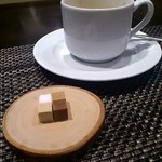 レストラン バカール - お砂糖が乗ってる切り株はオーナーの手作り、お砂糖は100年続くお砂糖屋 『マルキチ』さんの物。