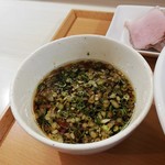 Sagamihara 欅 - 刻み葱と刻み紫玉葱だけを浮かべたつけ汁。醤油が割とキリリと効いていて、油も割と浮いていて、旨い。