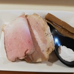 Sagamihara 欅 - メンマ、ぬちまーす(の塩)、豚バラチャーシュー、１番左が豚もも？チャーシュー。