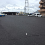 手打ちうどん つるや - 駐車場の広さは県内でも有数でしょう