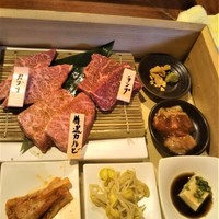 やきにくのバクロ 博多店 - ランチの極上セットのお肉とその仲間たち