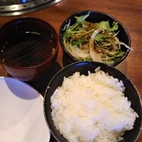 やきにくのバクロ 博多店 - セットのご飯とスープ、サラダ。ご飯とスープはお代わり可。
