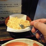 小平うどん - 各席に揚げ玉が・・・、これはうれしい＾＾。