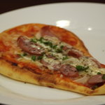 蕾 - 自家製トマトソースのナンピザ