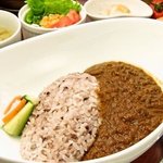 J'z Cafe - 3日間煮込んだ本格カレー。米もこだわりの古代米。これで480kcal以下！