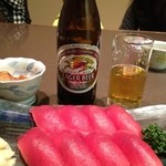 まぐろ丼　加一 - まぐろ赤身寿司セット（汁・煮物・漬物付き）：1050円