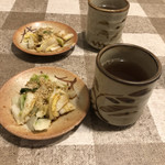 グリルニューコトブキ - 温かいお茶と漬物