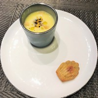 レストラン リューズ - 冷製とうもろこしスープとグリーンオリーブのマドレーヌ