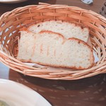 トラットリア ポルコロッソ 鶴岡町店 - ランチセットB 自家製フォカッチャ