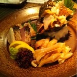 酒囲屋本店 - 刺し盛り(鰆のタタキ、みる貝、等)