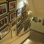 Plachutta - トイレに行く階段脇には有名人写真が。