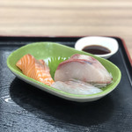 おわせ魚食堂 - 刺身の盛り合わせ(ぶりとろ、サーモン、タイ)