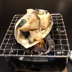 伊藤屋 - 鮑を焼いてカットした後に、保熱、柔らかい。