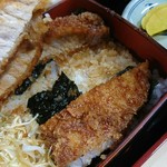 駅前食堂 - かつとご飯の間には、海苔がひかれています。