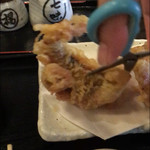 讃岐うどん 白庵 - ハサミで切るよー