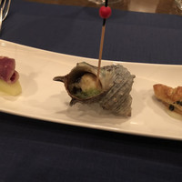 フレンチ ベイ・ビュー - アミューズ。生ハムメロン、サザエ、クロワッサン