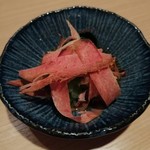Nagomiya Kougetsu - 小松菜の煮浸し。高級感を出すための鰹節と思われますが大きすぎて逆に食べにくい…