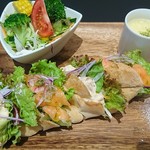 Knoten cafe - サーモンとツナのサンドイッチ。ベンツマークが良いです。