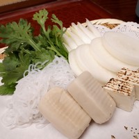 岡半 - 葱、玉ネギ、豆腐、麩、しらたき、春菊