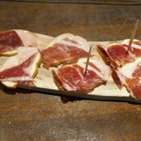 シロッコ - 「スペイン産　生ハム　ハモン　イベリコ・デ・ベジョータ　36ヶ月熟成　6枚」1440円は、仕上がっている美しさに惚れ惚れ！