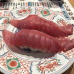 廻鮮寿司 塩釜港 - 生マグロ¥150
