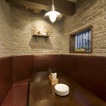 Taverna Pecorino - 奥にある席、小物や壁の質感がいい感じ＊