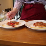 サロン・ド・テ ロザージュ - 席で最後の仕上げ