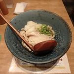 うどんとぼんた - 塩麹で漬けた豚バラのおろしぶっかけうどん小（もちむぎうどん）冷￥770