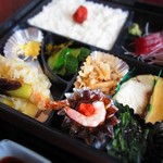 大黒家 - 幕の内をおかず側から。