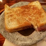 茶房　梅樹庵 - クロックムッシュ（備長炭で焼いた豚肉とスイス産グリュイエールチーズの焼きサンドウィッチ）単品700円