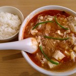 Menyanidaimeieraishan - 酸辣湯麺紅８００円＋半ライス５０円