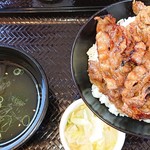 カルビ丼とスン豆腐専門店 韓丼 - さっちゃんのカルビ丼(おしんこセット)