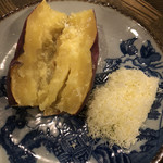Taishuu Sakaba Mizushima Gyarari - これも絶対食べて欲しい一品のサツマイモ。隣のはバターです。キャベツの千切りに見えますが、、、