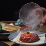 黒毛和牛焼肉 うしくろ - "限定5食 ザブトン×スモーク極ユッケ仕立て"